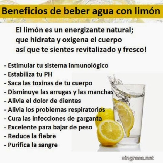 bebe agua con limon