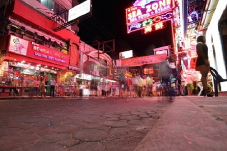 34859963-pattaya-tailandia--13-de-diciembre-turistas-no-identificado-caminar-por-la-calle-peatonal-de-pattaya