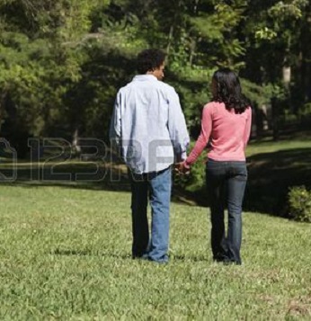 pareja-caminando-y-hablando-en-el-parque