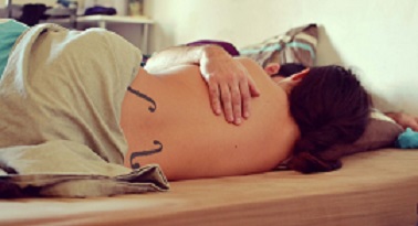 PAREJA EN LA CAMA