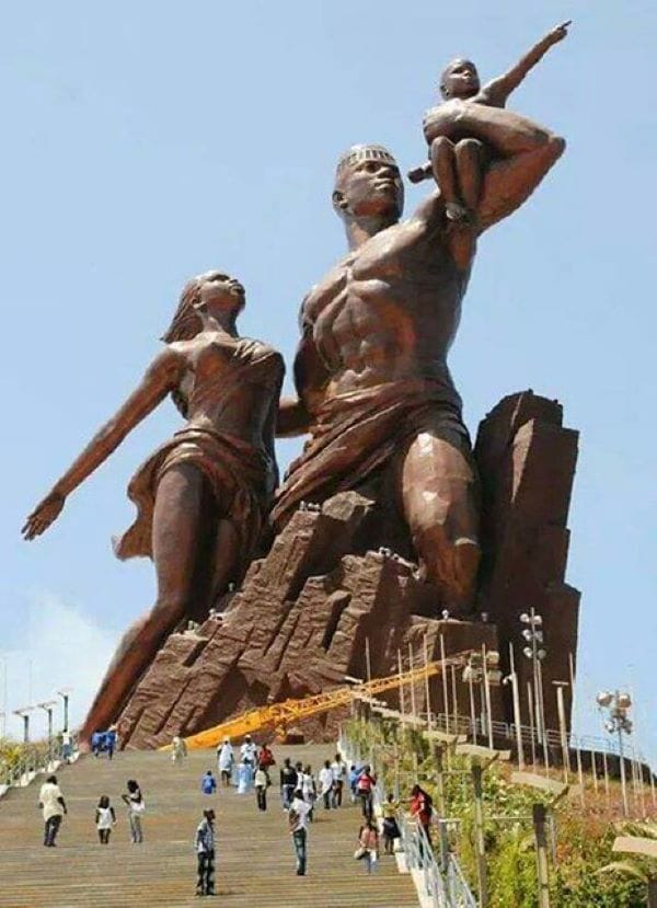 LES PRESENTO, A QUIENES NO LO CONOCEN, EL MONUMENTO AL RENACIMIENTO AFRICANO