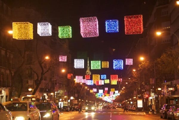 CALLES ILUMINADAS POR NAVIDAD (MICRORRELATO)