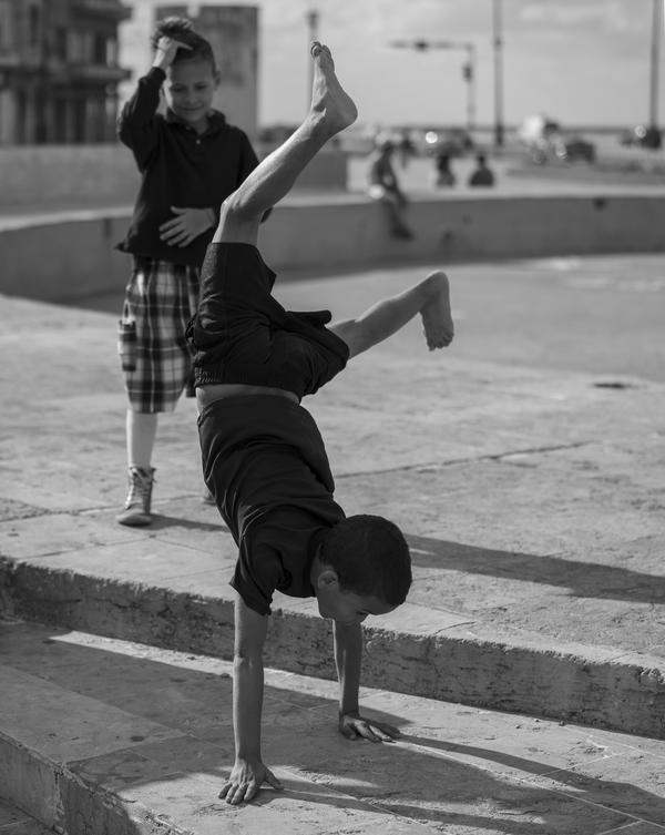 LOS ÚLTIMOS SERES HUMANOS LIBRES (RELATO)