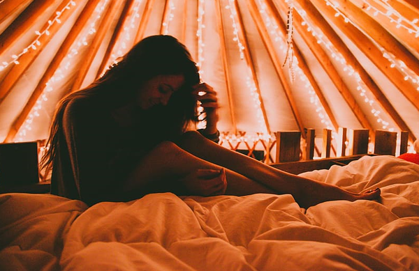 UNA DESCONOCIDA EN SU CAMA (RELATO NEGRO)