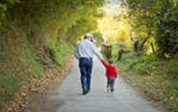 PASEAN UN ABUELO Y SU NIETO  (MICRORRELATO)